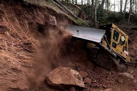 CAT D7G How a bulldozer digs a path through rocks ? DOZER KAYALARI SÖKEREK NASIL YOL YAPAR ?  #cat
